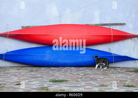 Kayaks colorés peint de couleurs vives, sur l'île de Burano, Venise, Italie. Banque D'Images