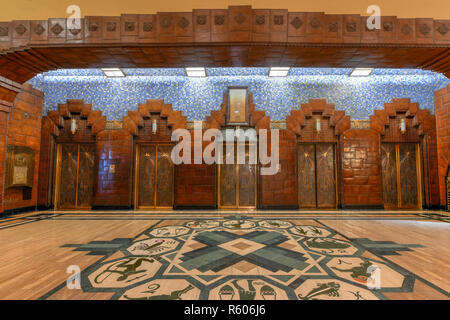 Vancouver, Canada - le 28 septembre 2018 : le style art déco dans le hall des ascenseurs de l'ancien 1930 Marine Building skyscraper en bas Banque D'Images