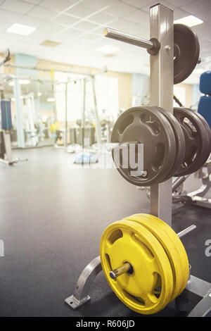 À la salle de sport moderne de remise en forme Banque D'Images