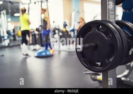 À la salle de sport moderne de remise en forme Banque D'Images