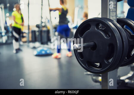 À la salle de sport moderne de remise en forme Banque D'Images