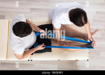 Female Therapist aider dans l'exercice Patient Banque D'Images