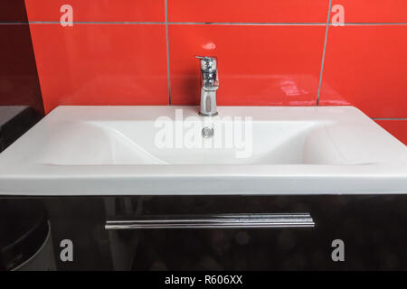 Lavabo nettoyé dans la salle de bains. Banque D'Images