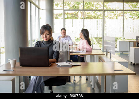 Les jeunes gens d'affaires de l'Asie ,l'homme et de la femme, en collaboration avec équipe in office Banque D'Images