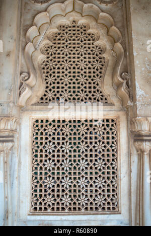 Fenêtre en marbre avec travail complexe de treillis à Jaswant Thada cenotaph, Jodhpur, Rajasthan, Inde Banque D'Images