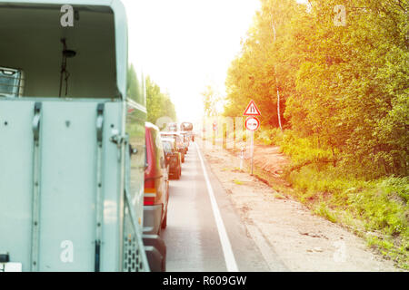 La sécurité de la circulation des signes de travaux sur l'autoroute et de la lumière Banque D'Images