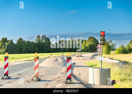 La sécurité de la circulation des signes de travaux sur l'autoroute et de la lumière Banque D'Images