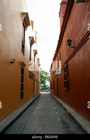 Vue verticale d'un passage étroit et bâtiments coloniaux à Getsemani, la vieille ville de Cartagena de Indias, Colombie. Oct 2018 Banque D'Images