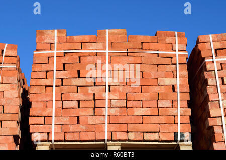 Des briques rouges superposés en cubes. Les briques de l'entrepôt. Storage brickwo Banque D'Images