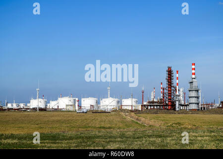 Les colonnes de distillation, tuyaux et autres équipements raffineur fours Banque D'Images