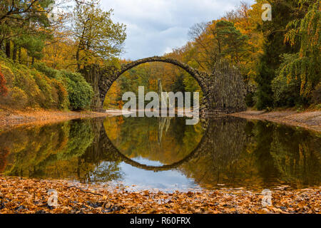 Rakotzbruecke (Pont du Diable). Parc des rhododendrons Kromlau. L'Allemagne. Banque D'Images