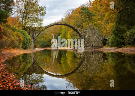 Rakotzbruecke (Pont du Diable). Parc des rhododendrons Kromlau. L'Allemagne. Banque D'Images