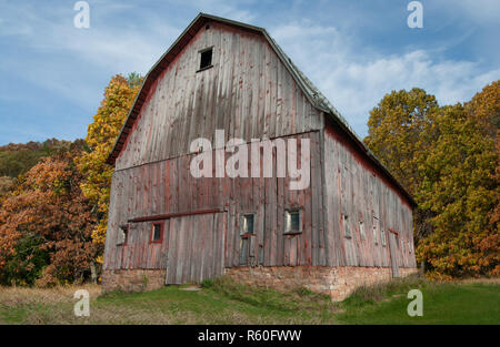 Grange rustique en automne Banque D'Images