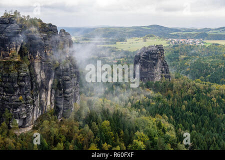 L'automne dans la région des montagnes de grès de l'elbe Bad Schandau schrammsteine Banque D'Images