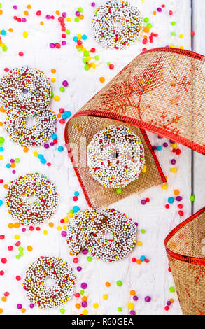Anneaux de chocolat coloré avec décoration de Noël Banque D'Images