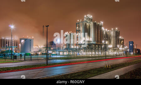 Scène de nuit éclairée avec l'usine de production pétrochimique, Anvers, Belgique. Banque D'Images