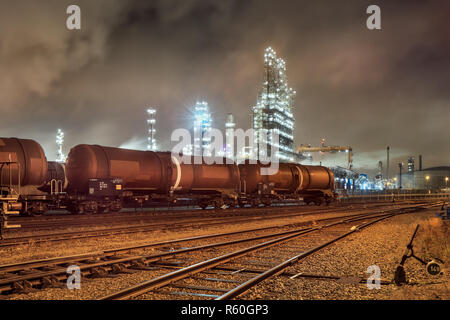 Rangée de wagons de train avec une raffinerie au Port d'Anvers zone industrielle. Banque D'Images