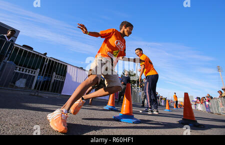 CAPE TOWN, AFRIQUE DU SUD - Mercredi 25 juillet 2018, les membres du public, les écoliers et les habitants de Prunus Street, Bonteheuwel, participer à la province de l'Ouest l'Athlétisme (WPA) Rue programme sportif. Les enfants de tous âges et les adultes, arriver à lancer diverses distances de 50m à 200m dans une rue fermée, dans un quartier résidentiel. Ces événements sont organisés par le bureau de développement et WPA parrainé par l'ancien Marathon des Deux océans mutuelle (OMTOM). Photo par Roger Sedres/ImageSA Banque D'Images