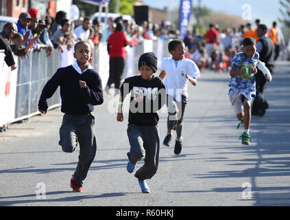 CAPE TOWN, AFRIQUE DU SUD - Mercredi 25 juillet 2018, les membres du public, les écoliers et les habitants de Prunus Street, Bonteheuwel, participer à la province de l'Ouest l'Athlétisme (WPA) Rue programme sportif. Les enfants de tous âges et les adultes, arriver à lancer diverses distances de 50m à 200m dans une rue fermée, dans un quartier résidentiel. Ces événements sont organisés par le bureau de développement et WPA parrainé par l'ancien Marathon des Deux océans mutuelle (OMTOM). Photo par Roger Sedres/ImageSA Banque D'Images