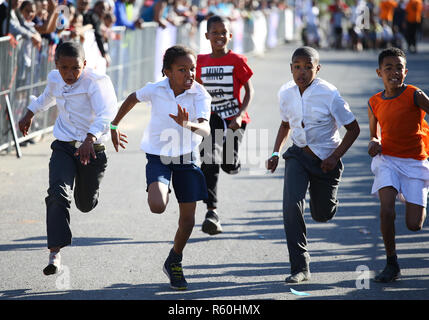 CAPE TOWN, AFRIQUE DU SUD - Mercredi 25 juillet 2018, les membres du public, les écoliers et les habitants de Prunus Street, Bonteheuwel, participer à la province de l'Ouest l'Athlétisme (WPA) Rue programme sportif. Les enfants de tous âges et les adultes, arriver à lancer diverses distances de 50m à 200m dans une rue fermée, dans un quartier résidentiel. Ces événements sont organisés par le bureau de développement et WPA parrainé par l'ancien Marathon des Deux océans mutuelle (OMTOM). Photo par Roger Sedres/ImageSA Banque D'Images