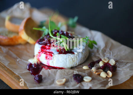 Macro photo de lumineux beau délicieux fromage frais aux fruits rouges et les écrous sur la table Banque D'Images