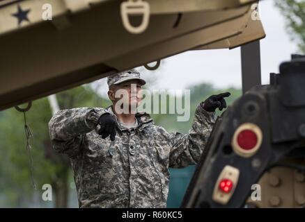 La CPS. Phillip Chang, un soldat de l'armée américaine avec la 51e Compagnie Chimique, biologique, radiologique et nucléaire, de Fort Stewart, Géorgie, guides de l'abaissement des un conteneur lors de l'intervention du tuteur à la 17 Muscatatuck Urban Training Center, Indiana, le 27 avril 2017. Réponse d'un tuteur, dans le cadre de réponse dynamique, est un exercice d'entraînement multi-composants gérés par l'armée américaine Réserver conçu pour valider près de 4 000 membres du service à l'appui de la défense aux autorités civiles (DSCA) dans le cas d'un produit chimique, biologique, radiologique et nucléaire (CBRN) catastrophe. L'exercice de cette année a simulé un improvis Banque D'Images