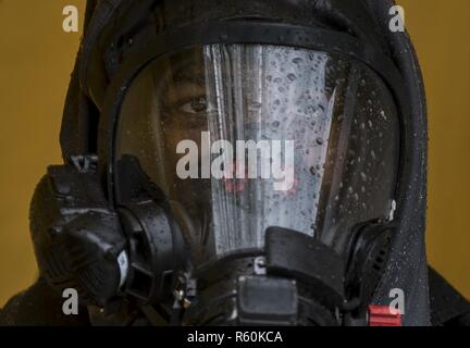 La FPC. Khalid Harrison, un soldat de l'armée américaine avec la 51e Compagnie Chimique, biologique, radiologique et nucléaire, de Fort Stewart, Géorgie, attend pour terminer le processus de décontamination lors d'un tuteur à la réponse 17 Muscatatuck Urban Training Center, Indiana, le 27 avril 2017. Réponse d'un tuteur, dans le cadre de réponse dynamique, est un exercice d'entraînement multi-composants gérés par l'armée américaine Réserver conçu pour valider près de 4 000 membres du service à l'appui de la défense aux autorités civiles (DSCA) dans le cas d'un produit chimique, biologique, radiologique et nucléaire (CBRN) catastrophe. L'exercice de cette année simuler Banque D'Images