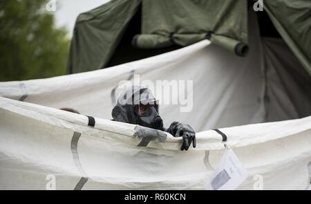 Un soldat de l'armée américaine avec la 51e Compagnie Chimique, biologique, radiologique et nucléaire, de Fort Stewart, Géorgie, parle à un autre soldat à travers une barrière pendant 17 à la réponse gardien Muscatatuck Urban Training Center, Indiana, le 27 avril 2017. Réponse d'un tuteur, dans le cadre de réponse dynamique, est un exercice d'entraînement multi-composants gérés par l'armée américaine Réserver conçu pour valider près de 4 000 membres du service à l'appui de la défense aux autorités civiles (DSCA) dans le cas d'un produit chimique, biologique, radiologique et nucléaire (CBRN) catastrophe. L'exercice de cette année d'un dispositif de sûreté nucléaire simulé Banque D'Images