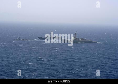 Mer Rouge (26 avril 2017) l'USS missiles Truxtun (DDG 103), droite, cuit en formation avec l'ENS de la frégate égyptienne Taba (F 916), à gauche, et l'embarcation rapide FMB 21 octobre, avant, pendant un exercice de photo (PHOTOEX) pour conclure l'exercice Salut Eagle 17. Salut aigle/Eagle 17 est un exercice multilatéral avec l'Egypte, l'Arabie Saoudite et des Emirats Arabes Unis pour améliorer les capacités en mutuelle d'opérations de sécurité maritime. Truxtun est déployé sur le 5e flotte américaine zone d'opérations à l'appui d'opérations de sécurité maritime visant à rassurer les alliés et les partenaires et de préserver l'e Banque D'Images