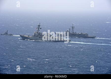 Mer Rouge (26 avril 2017) l'USS missiles Truxtun (DDG 103), gauche, cuit en formation avec l'ENS de la frégate égyptienne Taba (F 916), droite, et rapide voile FMB 21 octobre, avant, pendant un exercice de photo (PHOTOEX) pour conclure l'exercice Salut Eagle 17. Salut aigle/Eagle 17 est un exercice multilatéral avec l'Egypte, l'Arabie Saoudite et des Emirats Arabes Unis pour améliorer les capacités en mutuelle d'opérations de sécurité maritime. Truxtun est déployé sur le 5e flotte américaine zone d'opérations à l'appui d'opérations de sécurité maritime visant à rassurer les alliés et les partenaires et de préserver l'e Banque D'Images