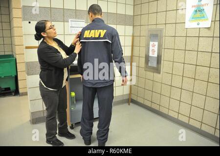 Grands Lacs, dans l'Illinois (24 avril 2017) Recrute essayer sur leurs nouveaux costumes de remise en forme la Marine a commencé à déployer le 24 avril, à recruter le commandement de l'instruction. Le bleu et or d'humidité warmup combinaisons ont été adoptées à partir de la version des Marines et les femmes, la moitié de la taille de la jambe élastique bottoms, aération sous les bras et un bord qui remplace l'élastique et sont 100 % nylon. Le survêtement de haute performance peuvent être portées sur des PT et peuvent être portés en dehors des heures de service. À propos 30,000-40 000 recrues par année d'études supérieures de la marine est que boot camp. Banque D'Images
