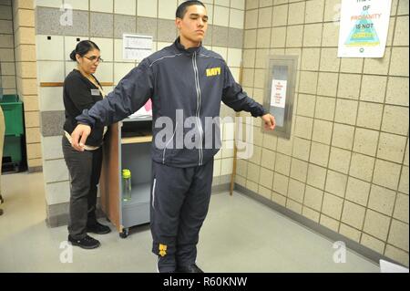 Grands Lacs, dans l'Illinois (24 avril 2017) Recrute essayer sur leurs nouveaux costumes de remise en forme la Marine a commencé à déployer le 24 avril, à recruter le commandement de l'instruction. Le bleu et or d'humidité warmup combinaisons ont été adoptées à partir de la version des Marines et les femmes, la moitié de la taille de la jambe élastique bottoms, aération sous les bras et un bord qui remplace l'élastique et sont 100 % nylon. Le survêtement de haute performance peuvent être portées sur des PT et peuvent être portés en dehors des heures de service. À propos 30,000-40 000 recrues par année d'études supérieures de la marine est que boot camp. Banque D'Images