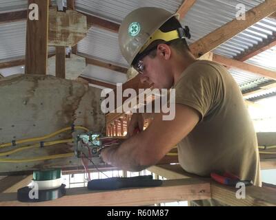 KOSRAE (États fédérés de Micronésie (19 avril 2017) Électricien de construction 3e classe Eduardo Blanco, d'Atlanta, Géorgie, fils d'une boîte de jonction au cours de la Construction Navale du Bataillon mobile (NMCB) 1 Rénovation d'une école primaire de Malem à Kosrae (États fédérés de Micronésie, le 19 avril, 2017. 1 NMCB est déployée avant d'exécuter la construction, l'aide humanitaire et l'aide étrangère, les opérations spéciales des services de soutien au combat, et le théâtre de la coopération en matière de sécurité dans l'appui de United States Pacific Command. Banque D'Images