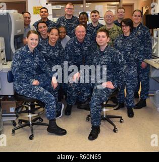 Les membres du personnel affectés à l'hôpital naval de Bremerton Service Laboratoire sont reconnus durant les professionnels de laboratoire médical, la semaine du 23 au 29 avril 2017, une reconnaissance annuelle des travaux d'arrière-scène, brefs délais correctes afin d'améliorer les résultats pour les patients. Il y a 45 membres du personnel affectés au laboratoire, composé d'officiers de la marine, de l'hôpital corpsmen, les employés fédéraux, et des entrepreneurs civils. Hommes de troupes sont composées de techniciens de laboratoire médical de pointe, de l'histopathologie, techniciens et techniciens affectés à la cytologie de l'ÉPN laboratoire principal, Clinique de santé Direction générale de la P Banque D'Images