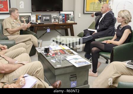 Los Angeles, Californie (24 avril 2017) Arrière Adm. Frederick J. Roegge (à gauche), commandant de la force sous-marine, de la Flotte du Pacifique des États-Unis, explore la nature de la communauté sous-marin avec Howie Sanders, associé chez United Talent Agency (UTA) et Jasmine Lake, à droite, tous deux membres de l'ouvrage ministère à UTA, spécialisée dans optioning ouvrages de littérature pour la production de films et de télévision. La réunion a été organisée par le Bureau d'informations de la Marine à l'ouest de divertir les leaders de l'industrie une meilleure compréhension des membres du personnel de la Marine, l'équipement et des capacités. Banque D'Images