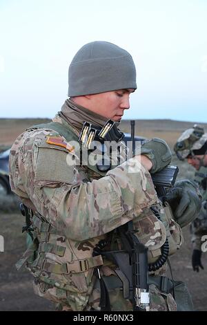 Le sergent de l'armée américaine. Brandon Stubbs, 756e compagnie de munitions (NEM), 184e bataillon et des munitions (NEM), 52e Groupe de munitions (NEM), prépare ses magazines pendant un exercice d'entraînement situationnel (STX) voies réservées à la formation de Yakima, Yakima, Washington, Centre, le 26 avril 2017. Les derniers jours de la cours de Dirigeants CBRNE sont constitués de voies STX que d'évaluer ce que les soldats' appris tout au long de la durée du cours. Banque D'Images