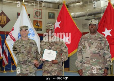 Le brigadier de l'armée américaine. Le général Stephen Hager (à gauche), commandant de la 335e la commande Signal, félicite la CPS de l'armée. Donivan Carter (au centre), les spécialistes de logistique automatisée, 978e de l'offre composite, l'entreprise sur la poursuite de son engagement à l'armée américaine se réserve, le 22 avril, au Camp Arifjan, au Koweït. La réserve de l'Armée de cellules d'engagement a accueilli cet événement annuel, dans le cadre d'une journée de célébration visant à honorer les hommes et les femmes qui servent dans les réserves de l'armée américaine. Banque D'Images