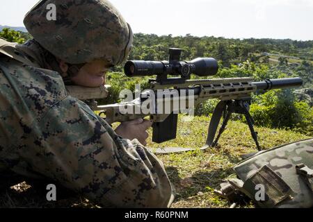 Le Sgt. Dominique ues, le scout sniper avec des armes Co., l'Équipe de débarquement du bataillon, 2e Bataillon, 5ème Marines, 31e Marine Expeditionary Unit une M40A6 fusil de sniper sur un éventail au Camp Schwab, Okinawa, Japon, le 28 avril 2017. Les tireurs d'effectué le choix de maintenir des compétences essentielles. Comme le Corps des Marines' seulement continuellement de l'avant-unité déployée, la 31e MEU-air-sol de l'équipe logistique fournit une force flexible, prêt à réaliser une vaste gamme d'opérations militaires, de combat limitée aux opérations d'aide humanitaire, tout au long de l'Indo-Asia-région du Pacifique. Banque D'Images
