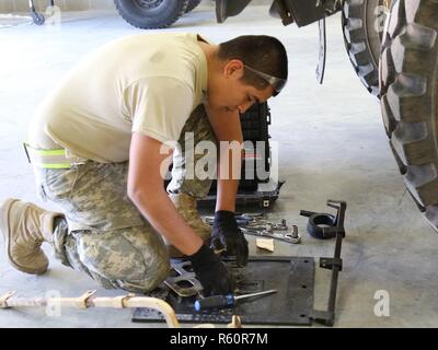 Réserve de l'armée américaine de la CPS. Jaime Garcia, un mécanicien de véhicules à roues avec la 851ème Compagnie de transport, basé à Sinton, Texas, mène des opérations de maintenance sur un M1075A1 Système de charge palettisée lors d'intervention dynamique et réponse d'un tuteur près de Camp Atterbury, Indiana, le 25 avril 2017. Réponse dynamique et réponse gardien rassemblent des militaires, organismes fédéraux et d'état de l'ensemble de la zone continentale des États-Unis pour trois semaines de formation collective simulant la réponse à un incident chimique, biologique, radiologique et nucléaire (CBRN) Événement dans une grande ville américaine. Banque D'Images