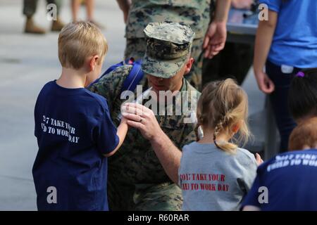 Le s.. Edrington Derek montre son fils Derek Jr. et sa fille Kate munitions lors d'un "amener votre enfant à travailler jour" événement au Marine Corps Air Station Cherry Point, N.C., le 28 avril 2017. Les enfants des militaires ont eu l'occasion d'apprendre ce que leurs parents font chaque jour pendant une visite interactive des aéronefs de l'escadron 29 de la logistique maritime, Marine Aircraft Group 29, 2nd Marine Aircraft Wing. The Edrington est une communication/navigation/technicien en systèmes cryptographiques/contre-mesures au sein de l'escadron. Banque D'Images