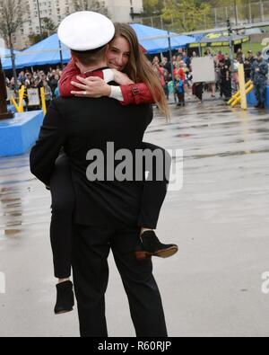 GROTON, Connecticut) - (26 avril 2017), USS New Mexico (SSN 779) d'équipage Lt. j.g. Michael Keane tient sa femme Alexandra Keane après qu'elle a sauté dans ses bras dans le cadre d'un traditionnel émotionnelle première accolade lors d'une cérémonie de retour du bateau en Naval Submarine Base New London le 26 avril 2017. Nouveau Mexique et son équipage de rentrer d'un déploiement programmé régulièrement aux États-Unis Zone de responsabilité de commandement européen le 26 avril 2017. Banque D'Images