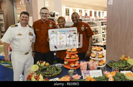 MAYPORT, Floride (28 avril 2017) - De gauche à droite, le capitaine James R. Midkiff, commandant de l'assaut amphibie USS Iwo Jima (DG 7), 2e classe spécialiste culinaire Tandy Hollingsworth, spécialiste culinaire Mason et ébène matelot 3e classe Kyheim Spécialiste culinaire Porter posent pour une photo lors de la 7e édition d'échange de la Marine  +101 Cupcake Wars. Iwo Jima est en train d'effectuer un service d'entretien continu de la disponibilité. Banque D'Images