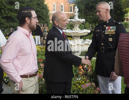 Le colonel du Corps des Marines américain Tyler J. Zagurski, commandant de Marine Barracks, Washington, accueille Frank Digiovanni, directeur de la Force de la formation, Bureau du vice-ministre de la défense d'état de préparation, et son fils Dominic Digiovanni lors d'une soirée chez Marine Barracks parade/Washington, Washington, D.C., le 28 avril 2017. Soirée défilés ont lieu comme un moyen d'honorer les hauts fonctionnaires, les éminents citoyens et partisans du Marine Corps. Banque D'Images