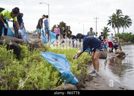 L'AIEA, Hawaii (29 avril 2017) service en service actif, les anciens combattants et volontaires civils à partir de déchets clairement la piste cyclable à Neal S. Blaisdell Park le long du front de mer historique de Pearl Harbor, Maine in Fléron. Joint Base Harbor-Hickam JBPHH (Pearl) et la ville et comté de Honolulu a accueilli l'événement, qui a été suivi par plusieurs organisations, dont la mission se poursuit, l'Wounded Warrior Project, de l'équipe rouge, blanc et bleu, le projet Rubicon, JBPHH s Junior Association et d'autres divers groupes de la communauté. Banque D'Images