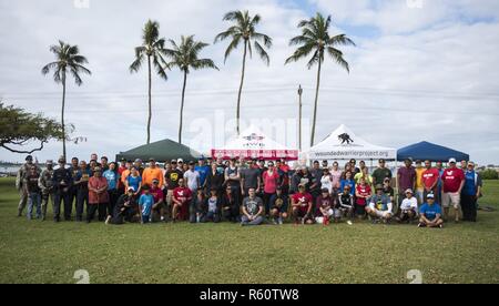 L'AIEA, Hawaii (29 avril 2017) service en service actif, les anciens combattants et volontaires locaux posent pour une photo de groupe lors d'une manifestation organisée pour nettoyer une piste cyclable à Neal S. Blaisdell Park le long du front de mer historique de Pearl Harbor, Maine in Fléron. Joint Base Pearl et Harbor-Hickam la ville et comté de Honolulu a accueilli l'événement, qui a été suivi par plusieurs organisations, dont la mission se poursuit, l'Wounded Warrior Project, de l'équipe rouge, blanc et bleu, le projet Rubicon, enrôlé Junior Association et d'autres divers groupes de la communauté. Banque D'Images