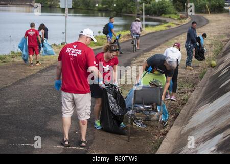 L'AIEA, Hawaii (29 avril 2017) service en service actif, les anciens combattants et volontaires locaux nettoyer une piste cyclable à Neal S. Blaisdell Park le long du front de mer historique de Pearl Harbor, Maine in Fléron. Joint Base Pearl et Harbor-Hickam la ville et comté de Honolulu a accueilli l'événement, qui a été suivi par plusieurs organisations, dont la mission se poursuit, l'Wounded Warrior Project, de l'équipe rouge, blanc et bleu, le projet Rubicon, enrôlé Junior Association et d'autres divers groupes de la communauté. Banque D'Images