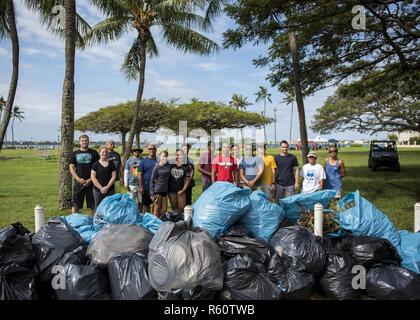 L'AIEA, Hawaii (29 avril 2017) service en service actif, les anciens combattants et volontaires locaux posent pour une photo de groupe après un événement tenu à nettoyer une piste cyclable à Neal S. Blaisdell Park le long du front de mer historique de Pearl Harbor, Maine in Fléron. Joint Base Pearl et Harbor-Hickam la ville et comté de Honolulu a accueilli l'événement, qui a été suivi par plusieurs organisations, dont la mission se poursuit, l'Wounded Warrior Project, de l'équipe rouge, blanc et bleu, le projet Rubicon, enrôlé Junior Association et d'autres divers groupes de la communauté. Banque D'Images