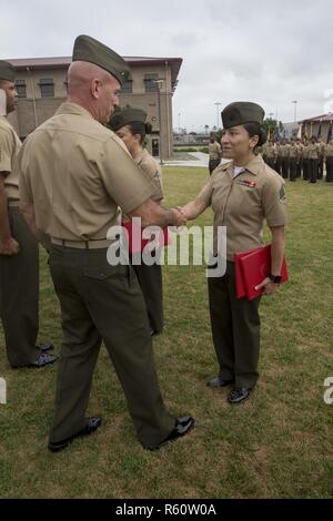 Le sergent des Marines des États-Unis. Norma Gavilanes reçoit un sous-officier de la Base du Corps des Marines à Camp Pendleton, Californie, le 28 avril 2017. Les Marines et les marins à l'honneur ce jour-là ont reçu des prix basée sur la performance, le leadership, la sécurité de l'unité et de contributions. Gavilanes est un technicien de munitions avec l'offre 1er Bataillon, Régiment de logistique de combat 15, 1er Groupe logistique maritime. Banque D'Images