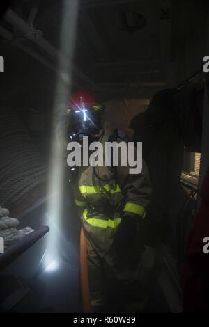 Mer Méditerranée (29 avril 2017) Spécialiste des opérations 3e classe Tomas Castano, du Long Beach, New Jersey, répond à une simulation d'incendie à bord la classe Arleigh Burke destroyer lance-missiles USS Ross (DDG 71) au cours d'un exercice de l'équipe de formation intégrée, le 29 avril 2017. Ross, l'avant-déployé à Rota, Espagne, mène des opérations navales dans la sixième flotte américaine zone d'opérations à l'appui de la sécurité nationale des États-Unis en Europe et en Afrique. Banque D'Images