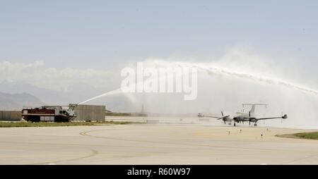 L'AÉRODROME DE BAGRAM, en Afghanistan (28 avril 2017) - l'eau à travers le passage de panaches taxiing RC-12X Garde-corps piloté par l'Adjudant-chef de l'armée américaine John 4 Aloi. Le salut de l'eau est une tradition aéronautique commémorant le dernier vol d'un pilote ou d'avion. Ce vol est l'aboutissement de 17 ans de l'Aloi comme un hélicoptère Chinook de l'armée et au pilote. Il va bientôt prendre sa retraite et de redéployer l'année prochaine, après presque 26 ans de service militaire. Banque D'Images